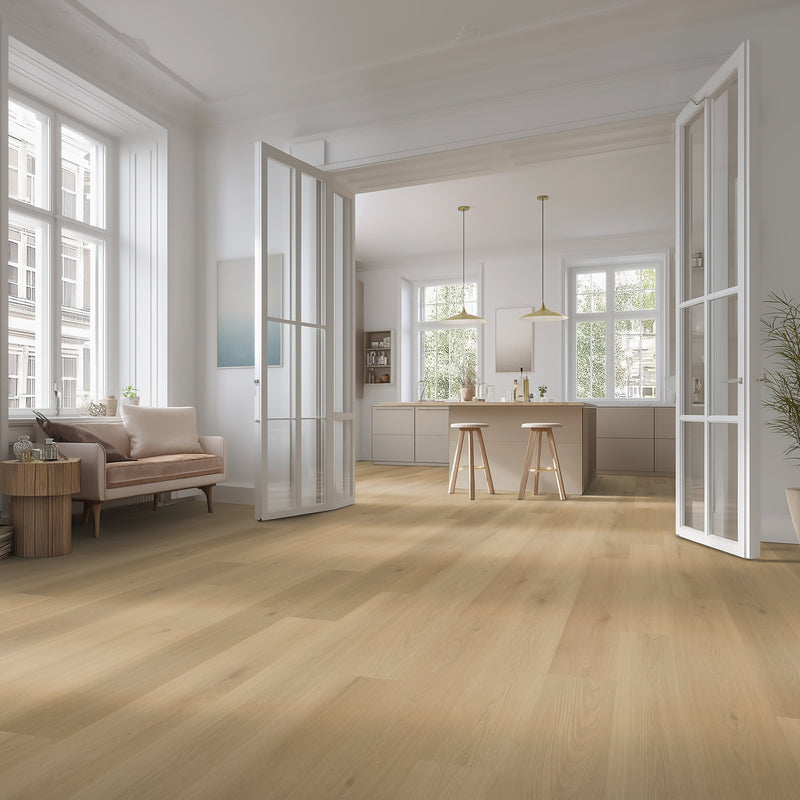 Licht eiken vloer met brede planken in een natuurlijke houtstructuur, gelegen in een lichte open woonkeuken met witte wanden en veel daglicht.