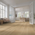 lichte beige eiken vloer met brede planken en subtiele houtstructuur in een lichte, ruime kamer met veel daglicht
