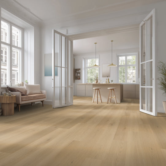 lichte beige eiken vloer met brede planken en subtiele houtstructuur in een lichte, ruime kamer met veel daglicht