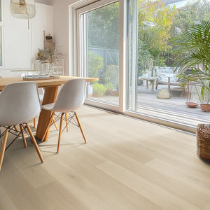 lichte vloer met brede planken in een licht beige eiken kleur met een subtiele houtnerfstructuur