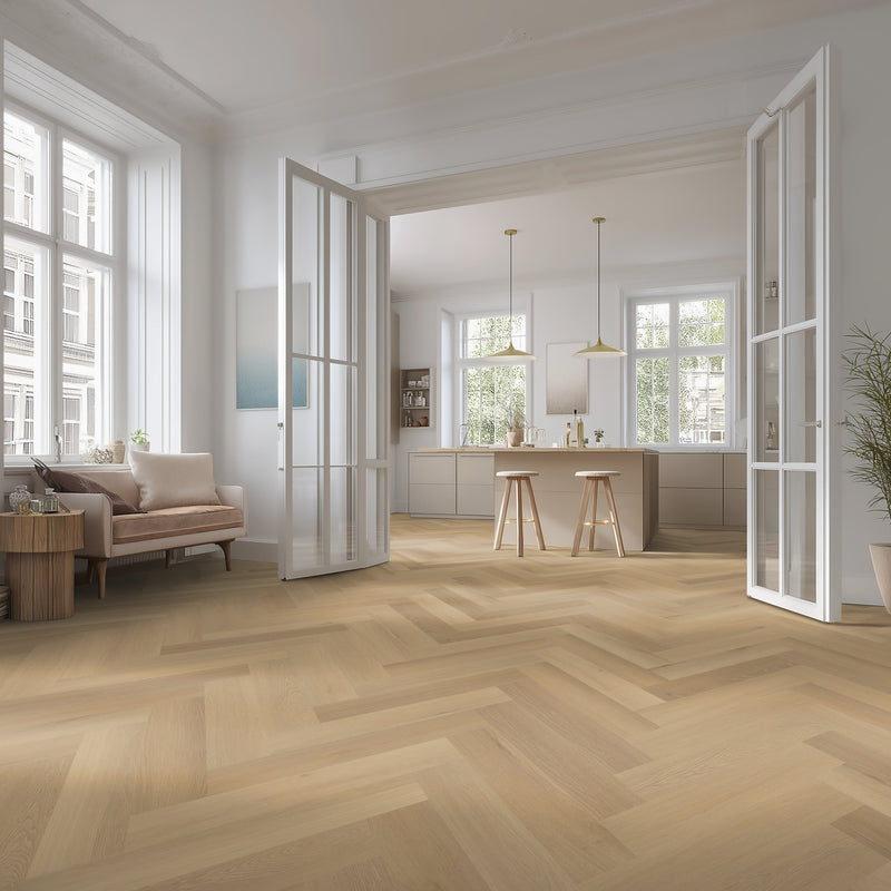 Licht eiken visgraatvloer met smalle planken en een matte structuur in een lichte, natuurlijke houtkleur in een ruime, moderne kamer met witte wanden en veel natuurlijk licht.