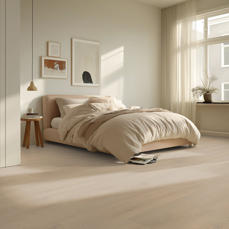 licht eiken vloer met brede planken en subtiele houtnerfstructuur in een serene slaapkamer met beige tinten en veel natuurlijke lichtinval