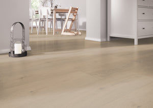 licht beige eiken vloer met brede planken en subtiele houtnerfstructuur