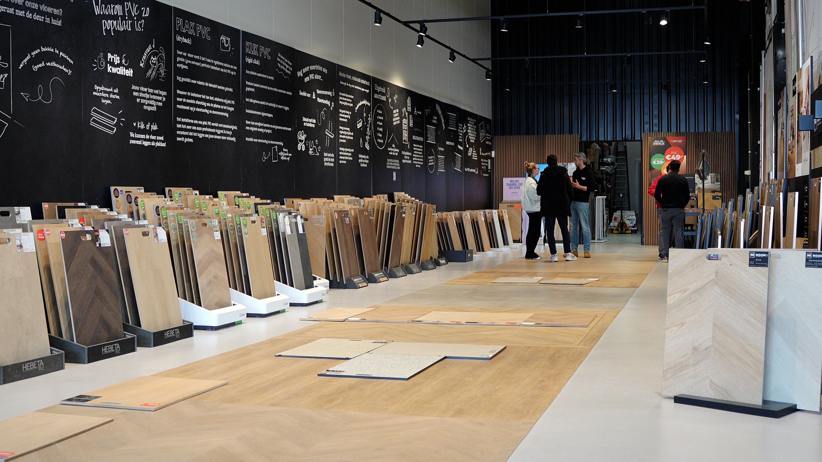 Showroom met stalen en klanten in vloerenwinkel Den Haag