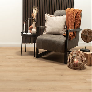 lichte beige eiken vloer met rechte planken en subtiele houtstructuur, natuurlijke nerven en knoesten zichtbaar