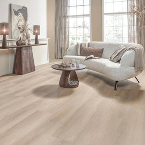 licht beige eiken vloer met brede planken en subtiele houtnerfstructuur in naturel tinten