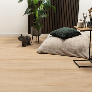 lichte beige eiken vloer met subtiele houtnerf en rechte planken zonder zichtbaar patroon