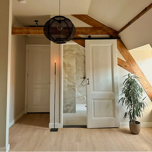 lichte vloer in beige eiken kleur met een natuurlijke houtstructuur en subtiele knoesten, brede planken zonder duidelijk patroon zichtbaar