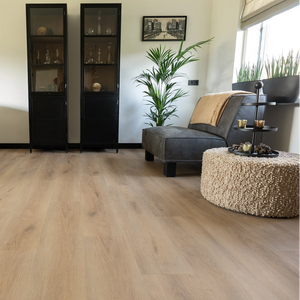 licht beige eiken vloer met brede planken en subtiele houtnerven en knoesten in matte structuur