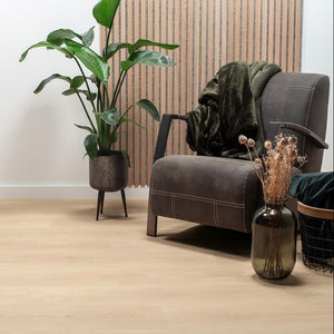 licht beige eiken vloer met brede planken en subtiele houtstructuur in matte afwerking