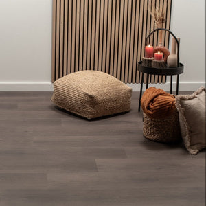 donker grijs bruin eiken vloer met matte structuur en subtiel knooppatroon in brede planken
