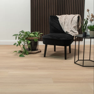 licht eiken vloer met natuurlijke houtstructuur en brede planken in een licht beige tint