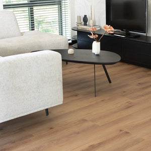 licht beige eiken vloer met brede planken en subtiele houtnerfstructuur, natuurlijke kleurvariaties en zachte matte afwerking