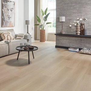 licht beige eiken vloer met subtiele houtstructuur en brede planken in recht gelegd patroon