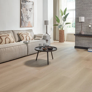 lichte beige eiken vloer met rechte planken en subtiele houtnerfstructuur