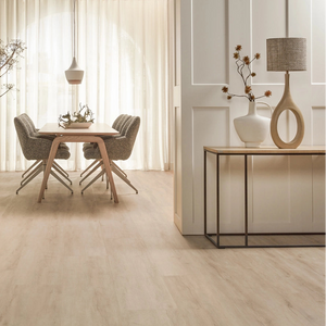 licht beige eiken vloer met subtiele houtstructuur en brede planken zonder patroon