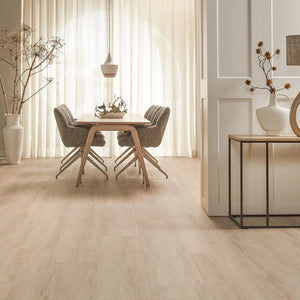 lichte beige eiken vloer met fijne houtnerfstructuur en subtiele knoesten in brede planken patroon