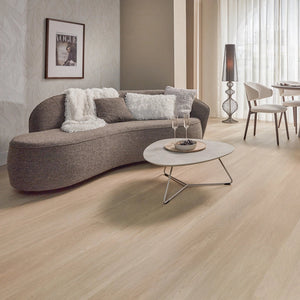 lichte eiken vloer met een matte afwerking en een subtiele houtnerfstructuur, brede planken zonder opvallend patroon