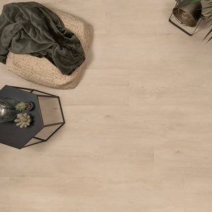licht beige eiken vloer met brede planken en subtiele houtnerfstructuur in naturel tinten