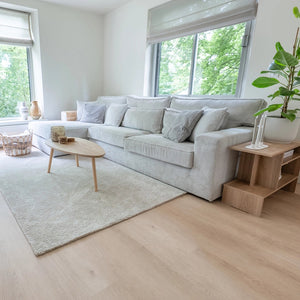 licht beige eiken vloer met brede planken en subtiele houtnerven in een rechte patroon