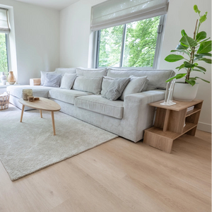 licht beige eiken vloer met zachte houtstructuur en brede planken zonder duidelijk patroon