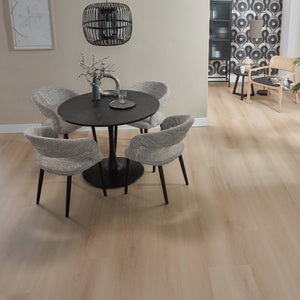 lichte eiken vloer met rechte planken en subtiele, natuurlijke houtstructuur in zachte beige tinten