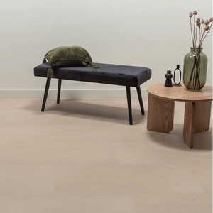 beige tegelvloer met grote vierkante tegels en een subtiel natuursteenstructuur in een effen lichte kleurtoon
