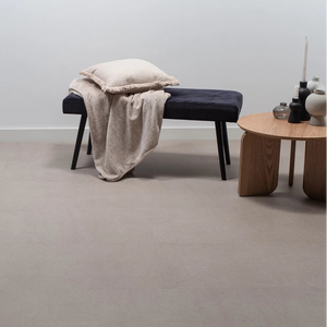 beige tegelvloer met grote, effen tegels in zachte zandkleur met een fijne, matte structuur