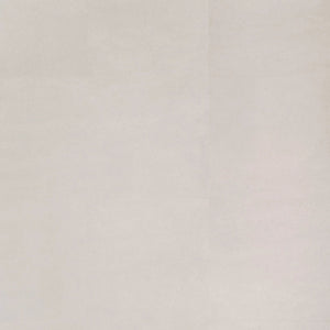 lichte beige tegelvloer met grote vierkante tegels en subtiel matte structuur zonder patroon