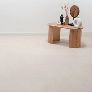 lichte beige tegelvloer met grote vierkante tegels en subtiel matte structuur zonder patroon