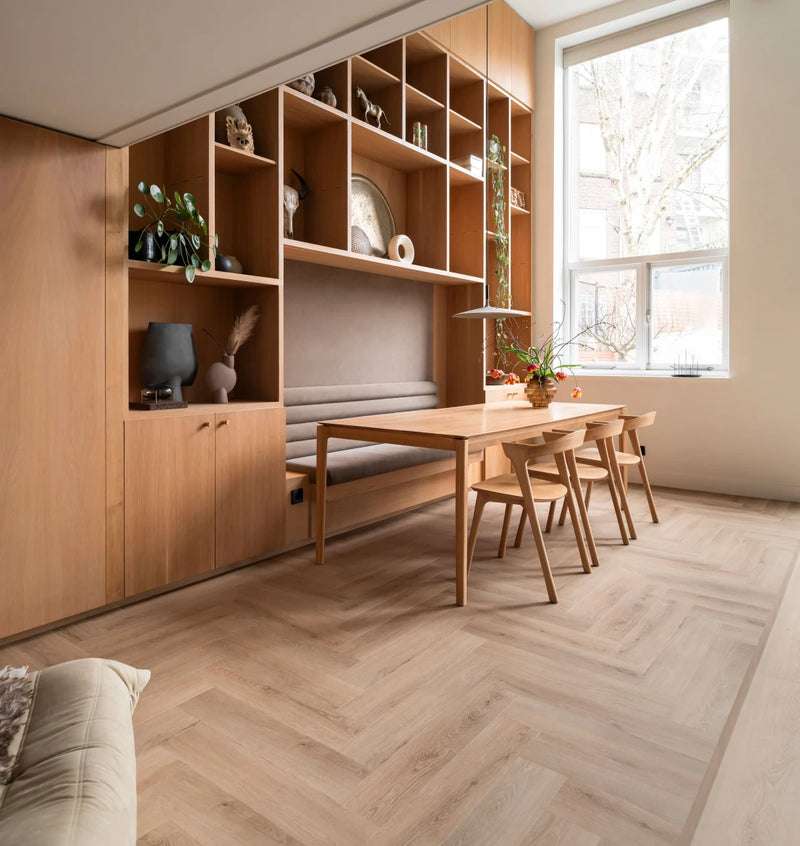 lichte vloer in visgraatpatroon met licht eiken houtstructuur in een moderne eetkamer met ingebouwde kast en eetkamerbank