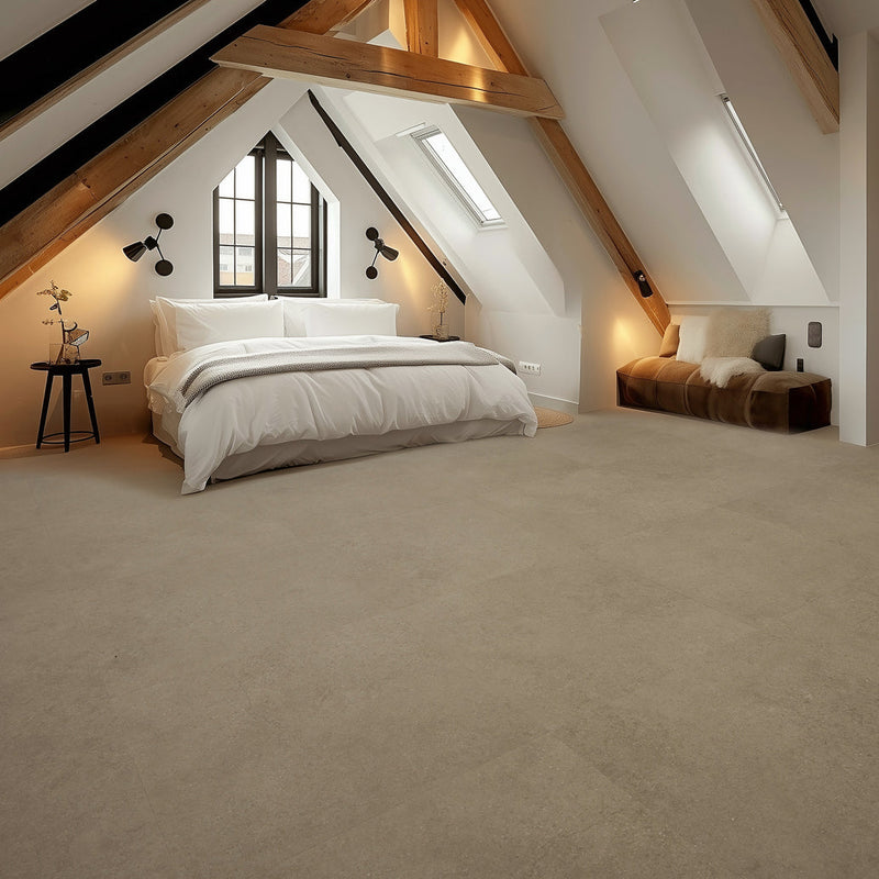 lichte beige tegelvloer met matte afwerking en subtiel onregelmatig structuurpatroon in een moderne slaapkamer met houten balken en wit beddengoed