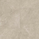 Licht beige tegelvloer met subtiel gemarmerd patroon en een matte structuur, bestaande uit grote rechthoekige tegels.