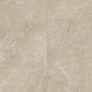 Licht beige tegelvloer met subtiel gemarmerd patroon en een matte structuur, bestaande uit grote rechthoekige tegels.