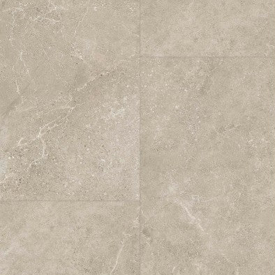 Licht beige tegelvloer met subtiel gemarmerd patroon en een matte structuur, bestaande uit grote rechthoekige tegels.