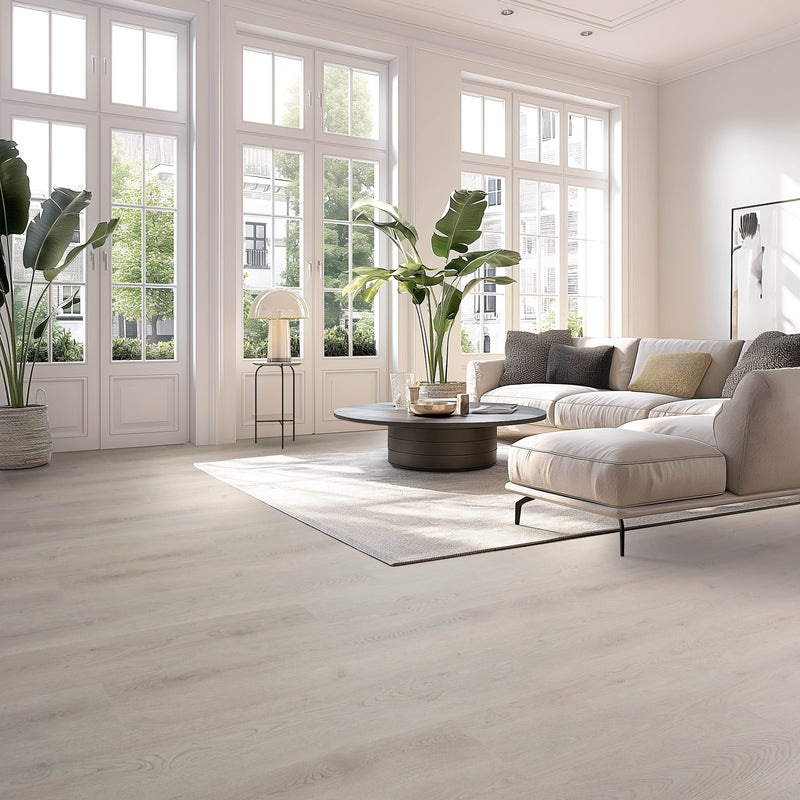lichte vloer in brede planken met een subtiele houtstructuur in licht eiken kleur, sfeervolle woonkamer met grote ramen en witte wanden