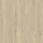 licht beige eiken vloer met subtiele houtstructuur en kleine noesten in brede planken