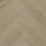 licht taupe visgraatvloer met fijne houtstructuur en subtiele noesten