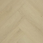 licht beige eiken vloer in visgraatpatroon met subtiele houtstructuur en matte afwerking