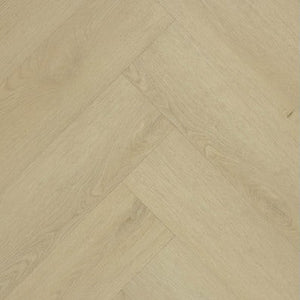 licht beige eiken vloer in visgraatpatroon met subtiele houtstructuur en matte afwerking