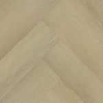licht beige eiken vloer met visgraatpatroon en subtiele houtstructuur