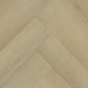 licht beige eiken vloer met visgraatpatroon en subtiele houtstructuur