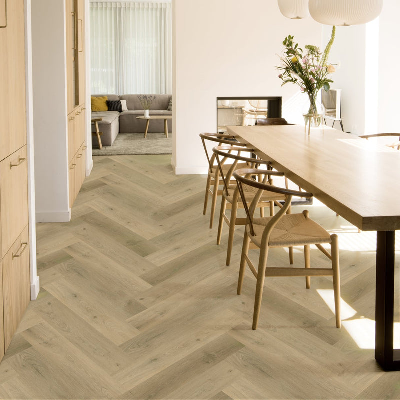 licht eiken vloer met visgraat patroon en lichte houtstructuur in lichte natuurlijke kleurstelling, combinatie met moderne houten eettafel en stoelen in lichte houttinten in een lichte, ruime woonkameromgeving