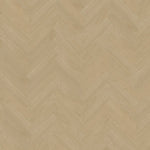 licht beige eiken visgraatvloer met fijne houtnerfstructuur en subtiele kleurverschillen in de planken