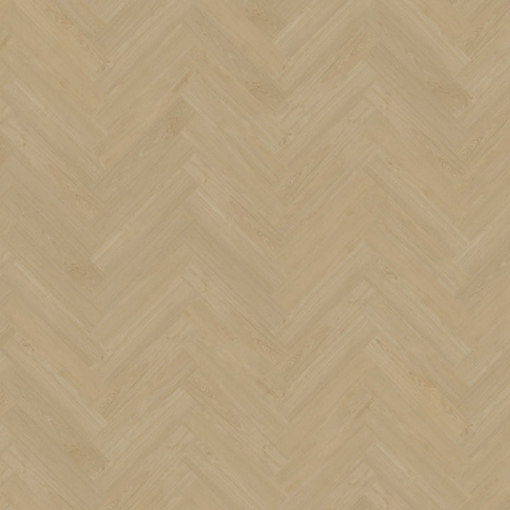 licht beige eiken visgraatvloer met fijne houtnerfstructuur en subtiele kleurverschillen in de planken