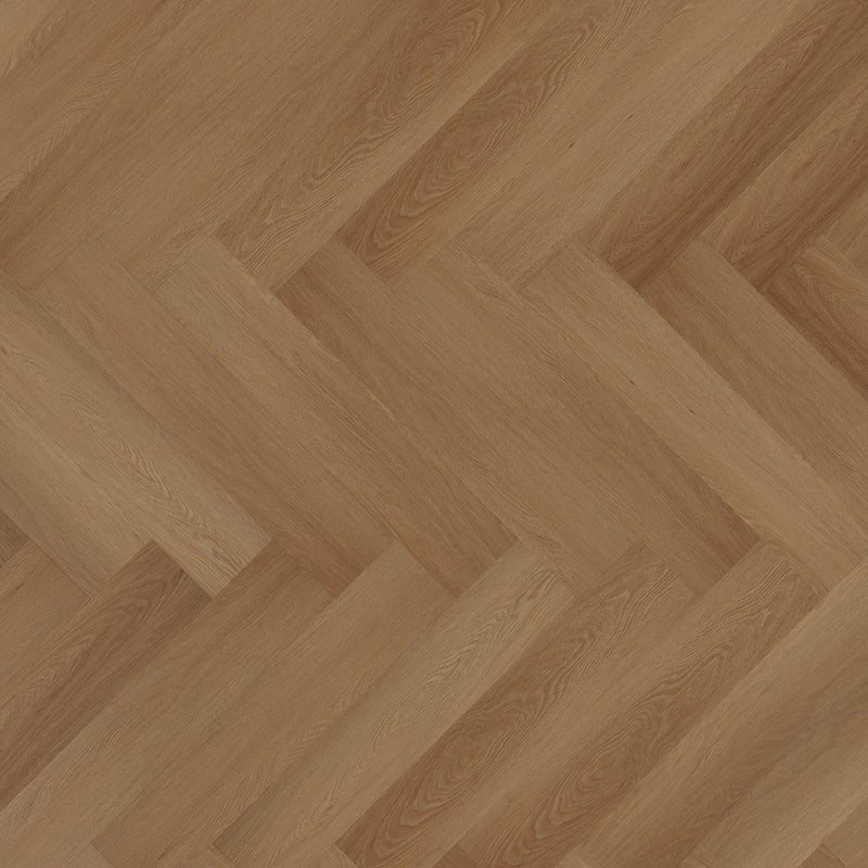 licht eiken visgraatvloer met subtiele houtnerfstructuur en brede planken in een warme beige tint
