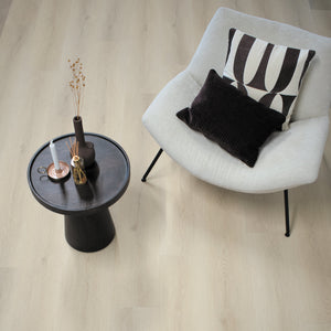 lichte beige eiken vloer met brede planken en subtiele houtnerfstructuur