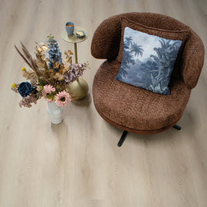 lichte beige eiken vloer met brede planken en subtiele houtstructuur