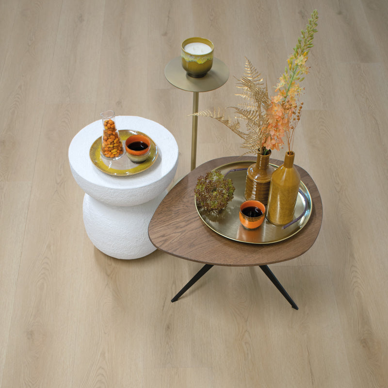 lichte beige eiken vloer met brede planken en subtiele houtnerfstructuur in een gelijkmatig patroon