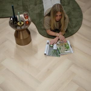 licht beige eiken vloer met visgraatpatroon en subtiele houtstructuur
